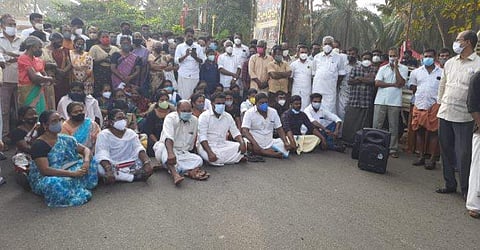 നാട്ടുകാർ റോ‍ഡ് ഉപരോധിക്കുന്നു