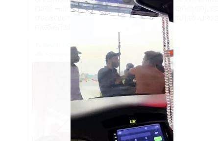 ടോള്‍ പ്ലാസയിലെ ജീവനക്കാരും യാത്രക്കാരും തമ്മിലുള്ള അടിപിടിയുടെ ദൃശ്യം
