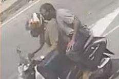 സ്‌കൂട്ടറില്‍ ലിഫ്റ്റ് ചോദിച്ച് പോകുന്ന സിസിടിവി ദൃശ്യം