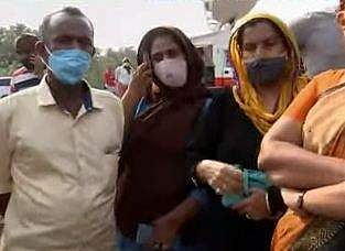 ബാബുവിനെ മലയടിവാരത്ത് കാത്തിരിക്കുന്ന കുടുംബാംഗങ്ങള്‍