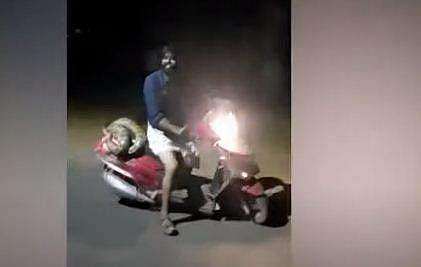 പെരുമ്പാമ്പുമായി യുവാവിന്റെ സ്‌കൂട്ടര്‍ സവാരി/ വീഡിയോ ദൃശ്യം