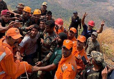 മലമുകളിലെത്തിയശേഷം സൈന്യത്തിനൊപ്പം നില്‍ക്കുന്ന ബാബു