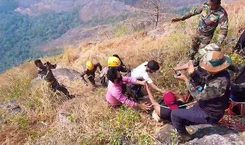 ബാബുവിനെ മലമുകളിലെത്തിക്കുന്ന വീഡിയോ ദൃശ്യം