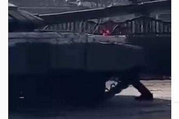 റഷ്യന്‍ ടാങ്ക് തടഞ്ഞുനിര്‍ത്തുന്ന യുക്രൈന്‍ പൗരന്‍