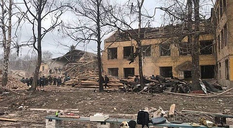 റഷ്യൻ ആക്രമണത്തിൽ യുക്രൈൻ സൈനിക താവളം തകർന്ന നിലയിൽ/ ട്വിറ്റർ ചിത്രം