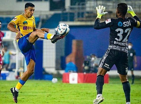 ടിപി രഹ്നേഷിന്റെ തലയ്ക്ക് മുകളിലൂടെ പന്ത് ചിപ്പ് ചെയ്യുന്ന സഹൽ/ ഫോട്ടോ: ട്വിറ്റർ