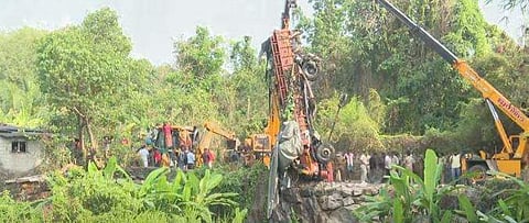 ലോറി ഉയര്‍ത്തുന്നു/ വീഡിയോ സ്‌ക്രീന്‍ഷോട്ട്