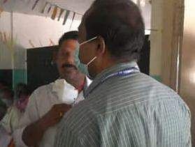 എഇഒ എത്തി യോഗം തടയുന്നു/ ടെലിവിഷന്‍ ചിത്രം