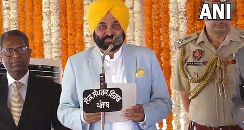 ഭ​ഗവന്ത് സിങ്ങ് മാൻ സത്യപ്രതിജ്ഞ ചെയ്യുന്നു/ എഎൻഐ ചിത്രം