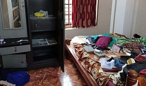്‌മോഷണം നടന്ന വീട്ടില്‍ സാധനങ്ങള്‍ വാരിവലിച്ചിട്ട നിലയില്‍