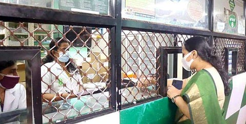 മന്ത്രി ഫാര്‍മസി കൗണ്ടറില്‍