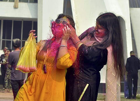 നിറങ്ങളില്‍ മുങ്ങി ഹോളി ആഘോഷം/പിടിഐ
