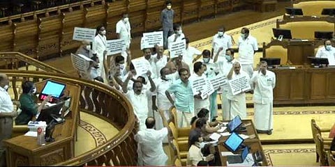 പ്രതിപക്ഷം പ്ലക്കാർഡുകളുമായി പ്രതിഷേധിക്കുന്നു/ ടെലിവിഷൻ ദൃശ്യം