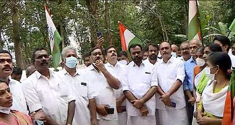 കോൺ​ഗ്രസ് പ്രവർത്തകരുടെ പ്രതിഷേധം/ ടിവി ദൃശ്യം