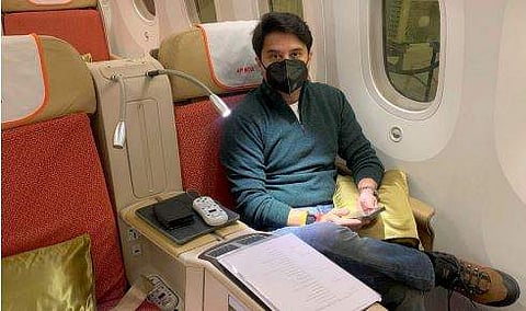 രക്ഷാദൗത്യത്തിന് നേതൃത്വം നല്‍കാന്‍ മന്ത്രി ജ്യോതിരാദിത്യ സിന്ധ്യ റുമാനിയയിലേക്ക് പോകുന്ന ദൃശ്യം, പിടിഐ