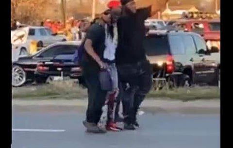 അജ്ഞാതന്റെ വെടിയേറ്റ് പരിക്കേറ്റയാളെ ആശുപത്രിയിലേക്ക് കൊണ്ടുപോകുന്ന ദൃശ്യം