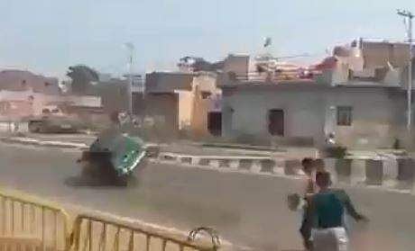 ബലൂണ്‍ വലിച്ചെറിഞ്ഞതിനെ തുടര്‍ന്ന് നിയന്ത്രണം നഷ്ടപ്പെട്ട് മറിയുന്ന ഓട്ടോറിക്ഷ