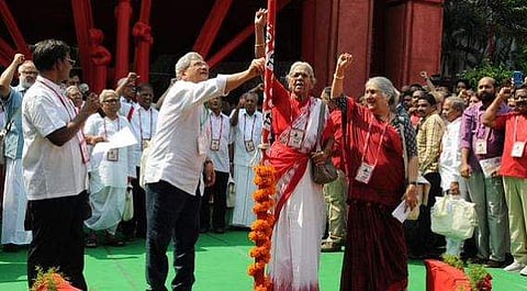 സിപിഎമ്മിന്റെ 22-ാം പാര്‍ട്ടി കോണ്‍ഗ്രസില്‍ മല്ലു സ്വരാജ്യം പതാക ഉയര്‍ത്തുന്നു, ഫയല്‍