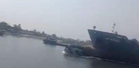 ബംഗ്ലാദേശില്‍ ബോട്ടില്‍ കപ്പലിടിക്കുന്ന ദൃശ്യം