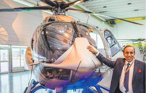 എയർബസ് എച്ച് 145നൊപ്പം രവി പിള്ള