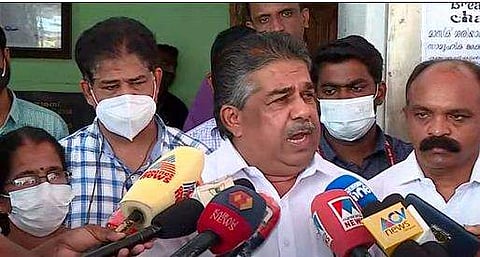 മന്ത്രി സജി ചെറിയാന്‍ മാധ്യമങ്ങളോട് സംസാരിക്കുന്നു / ടെലിവിഷന്‍ ദൃശ്യം