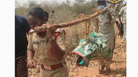 മൃതദേഹം തോളിലേറ്റി നടക്കുന്ന വനിതാ എസ്‌ഐ, ട്വിറ്റര്‍