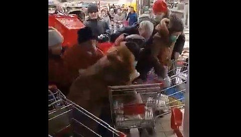 സൂപ്പര്‍മാര്‍ക്കറ്റില്‍ പഞ്ചസാരയ്ക്ക് വേണ്ടി അടിപിടി കൂടുന്ന ഉപഭോക്താക്കള്‍