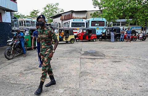 ശ്രീലങ്കയില്‍ പെട്രോള്‍ പമ്പിനു കാവല്‍ നില്‍ക്കുന്ന സൈനികന്‍/എഎഫ്പി