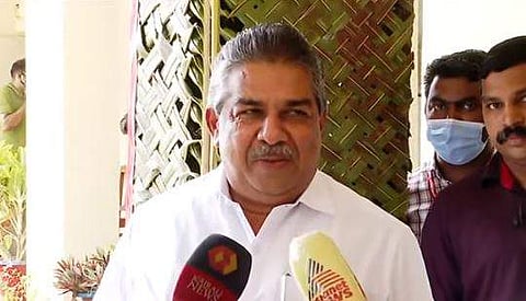 സജി ചെറിയാന്‍ മാധ്യമങ്ങളെ കാണുന്നു