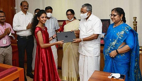 സൗജന്യ ലാപ്ടോപ്പ് വിതരണം മുഖ്യമന്ത്രി നിർവഹിക്കുന്നു/ ഫെയ്സ്ബുക്ക്