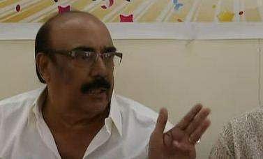 ലിബര്‍ട്ടി ബഷീര്‍ വാര്‍ത്താസമ്മേളനത്തിനിടെ