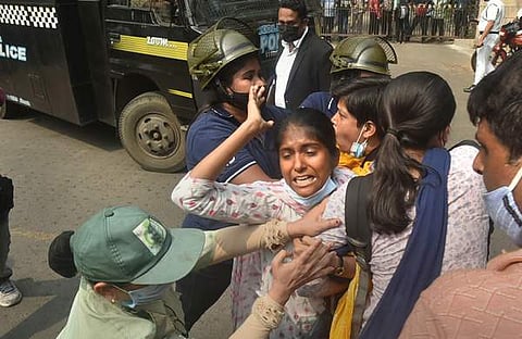 ബിര്‍ഭൂം കൂട്ടക്കൊലയില്‍ പ്രതിഷേധിച്ച് കൊല്‍ക്കത്തയില്‍ പ്രകടനം നടത്തിയ എസ്‌യുസിഐ പ്രവര്‍ത്തകരെ പൊലീസ് നീക്കുന്നു/പിടിഐ