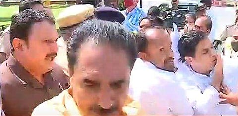 എംപിമാരെ പൊലീസ് കയ്യേറ്റം ചെയ്യുന്നു/ ടെലിവിഷന്‍ ദൃശ്യം