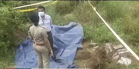 മൃതദേഹം കണ്ടെത്തിയ സ്ഥലത്ത് പൊലീസ് പരിശോധന നടത്തുന്നു/ ടിവി ദൃശ്യം