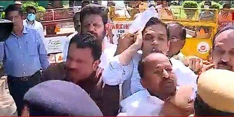 പൊലീസ് എംപിമാരെ കയ്യേറ്റം ചെയ്യുന്നു/ ടെലിവിഷന്‍ ദൃശ്യം