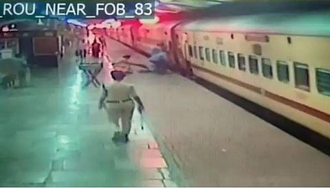 കാല്‍വഴുതി വീണ യാത്രക്കാരിയെ രക്ഷിക്കുന്ന വനിതാ കോണ്‍സ്റ്റബിള്‍