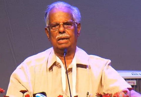 ഐഎഫ്എഫ്‌കെ വേദിയില്‍ ടി പത്മനാഭന്‍ സംസാരിക്കുന്നു