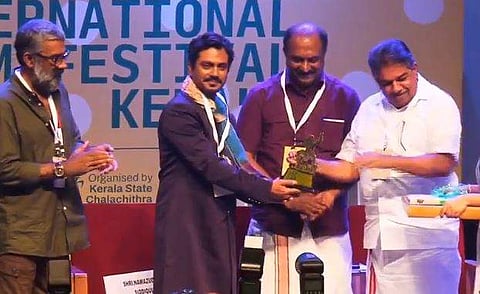 ഐഎഫ്എഫ്‌കെ സമാപനചടങ്ങില്‍ അവാര്‍ഡ് വിതരണം ചെയ്യുന്നു