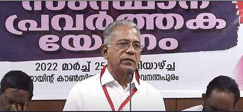 പ്രകാശ് ബാബു യോ​ഗത്തിൽ സംസാരിക്കുന്നു/ ടിവി ദൃശ്യം