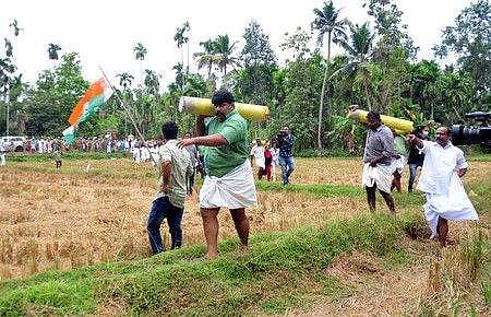 ഉദ്യോ​ഗസ്ഥർ സ്ഥാപിച്ച സർവേക്കല്ലുകൾ സമരക്കാർ പിഴുതെറിയുന്നു/ ഫയൽ