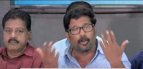 സ്വകാര്യബസ് ഉടമകള്‍ വാര്‍ത്താസമ്മേളനത്തിനിടെ