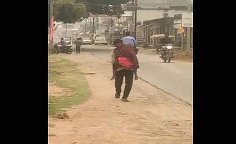 മകളുടെ മൃതദേഹവുമായി അച്ഛന്‍ നടക്കുന്നതിന്റെ വീഡിയോ ദൃശ്യം