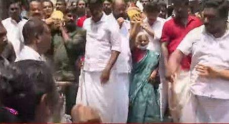 സില്‍വര്‍ ലൈന്‍ സ്ഥാപിച്ച കല്ല് പിഴുതുമാറ്റി നാട്ടുകാരുടെ പ്രതിഷേധം /ടെലിവിഷന്‍ ചിത്രം