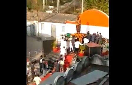 പൊതുപരിപാടിക്കിടെ ബിഹാര്‍ മുഖ്യമന്ത്രി നിതീഷ് കുമാറിനെ ആക്രമിക്കുന്ന ദൃശ്യം