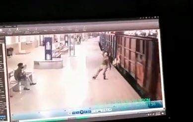 പ്ലാറ്റ്‌ഫോമില്‍ നിന്ന് ഓടുന്ന ട്രെയിനിന്റെ അടിയിലേക്ക് വീഴുന്ന കോണ്‍സ്റ്റബിളിന്റെ ദൃശ്യം