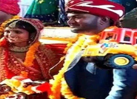 വിവാഹത്തിന് 'ബുള്‍ഡോസര്‍' സമ്മാനമായി നല്‍കുന്നു ദൃശ്യം, ഐഎഎന്‍എസ്
