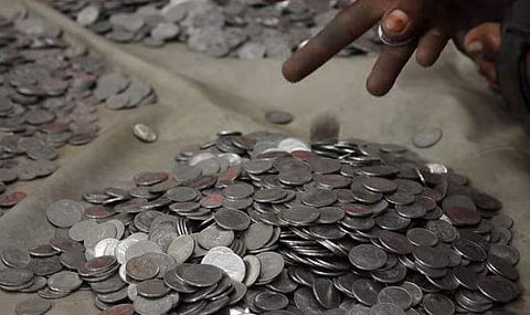 ബൈക്ക് വാങ്ങാന്‍ സ്വരൂകൂട്ടിയ നാണയത്തുട്ടുകള്‍ എണ്ണുന്ന ദൃശ്യം