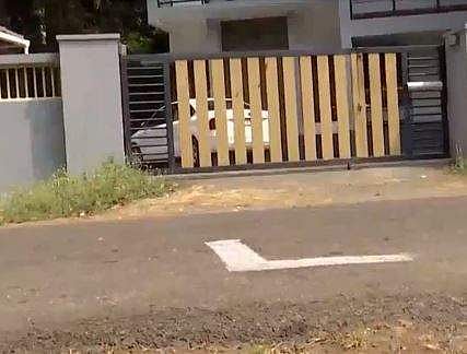 തൃശൂര്‍ റോഡിലെ 'എല്‍' അടയാളം