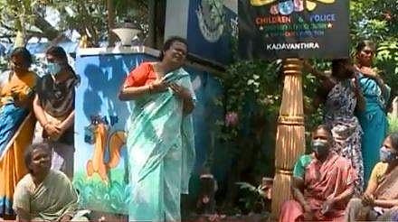 കടവന്ത്ര പൊലീസ് സ്റ്റേഷന് മുന്നില്‍ വീട്ടുകാരുടെ പ്രതിഷേധം