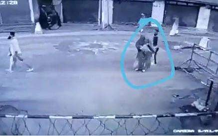 പെട്രോള്‍ ബോംബെറിയുന്ന സ്ത്രീ/ വിഡിയോ ദൃശ്യം